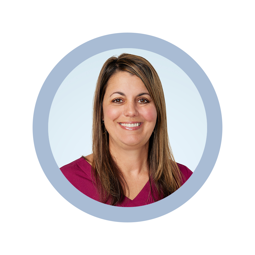 Jennifer Krustchinsky headshot against light blue background